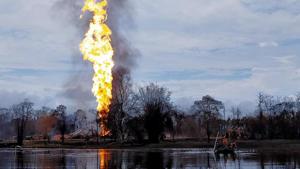 Army personnel helps to douse the fire after a blowout in a gas well of Oil India Limited at Baghjan, Tinsukia District on Tuesday.(ANI photo) Army personnel helps to douse the fire after a blowout in a gas well of Oil India Limited at Baghjan, Tinsukia District on Tuesday.(ANI photo)