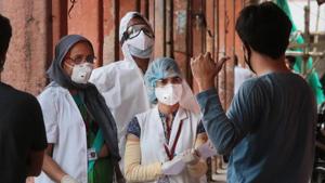 File photo: Family members of a person who tested positive for Covid-19 being taken to a quarantine facility in Jaipur, Rajasthan.(Himanshu Vyas / Hindustan Times) File photo: Family members of a person who tested positive for Covid-19 being taken to a quarantine facility in Jaipur, Rajasthan.(Himanshu Vyas / Hindustan Times)