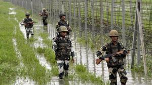 Guns are booming on the Line of Control, with infiltration attempts surging to an all-time high since the nullification of Article 370, which conferred special status on Jammu and Kashmir, by Parliament on August 5 and 6.(Nitin Kanotra / Hindustan Times) Guns are booming on the Line of Control, with infiltration attempts surging to an all-time high since the nullification of Article 370, which conferred special status on Jammu and Kashmir, by Parliament on August 5 and 6.(Nitin Kanotra / Hindustan Times)