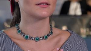 A Sotheby’s staff wears an emerald and diamond necklace that belonged to Consuelo Montagu (1853-1909), Duchess of Manchester and that was displayed at the Victoria & Albert Museum in London for 22 years (estimated US$ 300 - 400,000) during a media presentation at Sotheby?s before the resuming of live jewellery auctions after the coronavirus (COVID-19) lockdown in Geneva, Switzerland, June 21, 2020. (REUTERS/Denis Balibouse) A Sotheby’s staff wears an emerald and diamond necklace that belonged to Consuelo Montagu (1853-1909), Duchess of Manchester and that was displayed at the Victoria & Albert Museum in London for 22 years (estimated US$ 300 - 400,000) during a media presentation at Sotheby?s before the resuming of live jewellery auctions after the coronavirus (COVID-19) lockdown in Geneva, Switzerland, June 21, 2020. (REUTERS/Denis Balibouse)