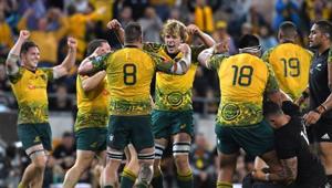 Australian Wallabies players celebrate winning the third Bledisloe Cup rugby union match against the New Zealand All Blacks at Lang Park in Brisbane, Australia, October 21, 2017.(REUTERS) Australian Wallabies players celebrate winning the third Bledisloe Cup rugby union match against the New Zealand All Blacks at Lang Park in Brisbane, Australia, October 21, 2017.(REUTERS)