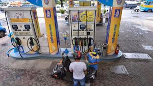 An employee attends to a customer at a petrol pump during unlock 1.0 process of the Covid-19 lockdown in Kolkata.(PTI File Photo) An employee attends to a customer at a petrol pump during unlock 1.0 process of the Covid-19 lockdown in Kolkata.(PTI File Photo)