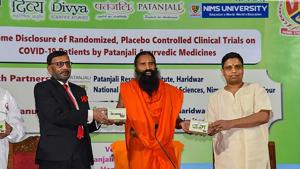 Yoga guru Baba Ramdev and Patanjali Ayurved CEO Acharya Balkrishna launch an Ayurvedic medicine kit that they claimed can treat coronavirus patients within seven days, in Haridwar on Tuesday.(Twitter/@PypAyurved) Yoga guru Baba Ramdev and Patanjali Ayurved CEO Acharya Balkrishna launch an Ayurvedic medicine kit that they claimed can treat coronavirus patients within seven days, in Haridwar on Tuesday.(Twitter/@PypAyurved)