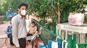 A nursing orderly who also acts as a ‘courier’ at GTB hospital.(HT photo) A nursing orderly who also acts as a ‘courier’ at GTB hospital.(HT photo)