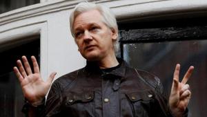 WikiLeaks founder Julian Assange is seen on the balcony of the Ecuadorian Embassy in London, Britain in May 2017.(Reuters Photo) WikiLeaks founder Julian Assange is seen on the balcony of the Ecuadorian Embassy in London, Britain in May 2017.(Reuters Photo)