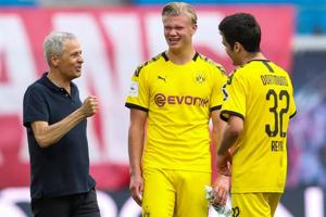 Borussia Dortmund coach Lucien Favre celebrates with his Erling Braut Haaland and Giovanni Reyna.(REUTERS) Borussia Dortmund coach Lucien Favre celebrates with his Erling Braut Haaland and Giovanni Reyna.(REUTERS)