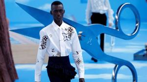 A model presents a creation by designer Virgil Abloh as part of his Fall/Winter 2020 collection show for fashion house Louis Vuitton during Men's Fashion Week in Paris, France, January 16, 2020.(REUTERS) A model presents a creation by designer Virgil Abloh as part of his Fall/Winter 2020 collection show for fashion house Louis Vuitton during Men's Fashion Week in Paris, France, January 16, 2020.(REUTERS)