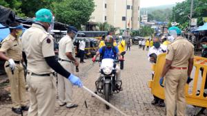 Police personnel stop commuters in wake of the restrictions in place due to coronavirus pandemic in Mumbai on Friday.(ANI Photo) Police personnel stop commuters in wake of the restrictions in place due to coronavirus pandemic in Mumbai on Friday.(ANI Photo)