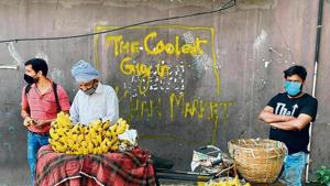 Baldev is a banana seller in Khan Market, since 1984.(HT photo) Baldev is a banana seller in Khan Market, since 1984.(HT photo)
