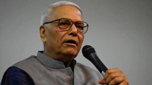 Former Union Minister Yashawant Sinha addressing a media conference in Patna on Saturday where he announced his plans to launch a new political alternative in Bihar.(HT photo) Former Union Minister Yashawant Sinha addressing a media conference in Patna on Saturday where he announced his plans to launch a new political alternative in Bihar.(HT photo)