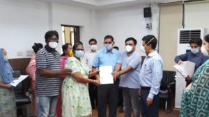 A member of the Valmiki Samaj member receives her domicile certificate in Jammu on Saturday, June 27, 2020..(HT Photo) A member of the Valmiki Samaj member receives her domicile certificate in Jammu on Saturday, June 27, 2020..(HT Photo)