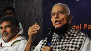 Former Union Minister Yashawant Sinha addressing a media conference in Patna on Saturday where he announced his plans to launch a new political alternative in Bihar.(A P Dube/HT PHOTO) Former Union Minister Yashawant Sinha addressing a media conference in Patna on Saturday where he announced his plans to launch a new political alternative in Bihar.(A P Dube/HT PHOTO)