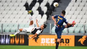 Soccer Football - Serie A - Juventus v Lecce - Allianz Stadium, Turin, Italy - June 26, 2020 Juventus' Cristiano Ronaldo shoots at goal with an overhead kick, as play resumes behind closed doors following the outbreak of the coronavirus disease (COVID-19)(REUTERS) Soccer Football - Serie A - Juventus v Lecce - Allianz Stadium, Turin, Italy - June 26, 2020 Juventus' Cristiano Ronaldo shoots at goal with an overhead kick, as play resumes behind closed doors following the outbreak of the coronavirus disease (COVID-19)(REUTERS)