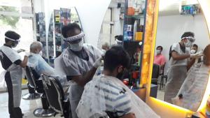 A hair salon in Maharashtra’s Thane on Sunday.(Praful Gangurde/HT Photo) A hair salon in Maharashtra’s Thane on Sunday.(Praful Gangurde/HT Photo)