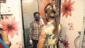 A CSW thermal scans a man before he enters her residence.(Pratham Gokhale/HT Photo) A CSW thermal scans a man before he enters her residence.(Pratham Gokhale/HT Photo)