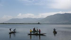 Labourers in boats go about de-weeding the Dal Lake in Srinagar, Jammu and Kashmir.(Waseem Andrabi/ Hindustan Times)) Labourers in boats go about de-weeding the Dal Lake in Srinagar, Jammu and Kashmir.(Waseem Andrabi/ Hindustan Times))