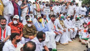 KPCC President D K Shivakumar, former CM Siddaramaiah, Rajyasabha MP Mallikarjun Kharge and other leaders stage a protest against rise in fuel price, in Bengaluru, Monday, June 29, 2020.(PTI photo)