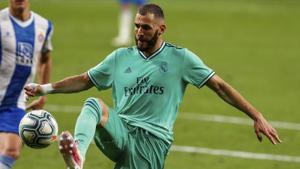 Real Madrid's Karim Benzema controls the ball during the Spanish La Liga soccer match between RCD Espanyol and Real Madrid at the Cornella-El Prat stadium in Barcelona, Spain, Sunday, June 28, 2020. (AP Photo/Joan Monfort)(AP) Real Madrid's Karim Benzema controls the ball during the Spanish La Liga soccer match between RCD Espanyol and Real Madrid at the Cornella-El Prat stadium in Barcelona, Spain, Sunday, June 28, 2020. (AP Photo/Joan Monfort)(AP)