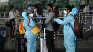 As per the latest Union home ministry’s guidelines passengers who return to the country from abroad must be screened at the airport, then spend seven days in institutional quarantine, and another seven in home quarantine.(REUTERS) As per the latest Union home ministry’s guidelines passengers who return to the country from abroad must be screened at the airport, then spend seven days in institutional quarantine, and another seven in home quarantine.(REUTERS)