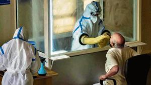 Delhi is the first state to roll out antigen-based testing as Covid-19 cases in the city have seen unusual surge in the number of cases(Pratham Gokhale / Hindustan Times) Delhi is the first state to roll out antigen-based testing as Covid-19 cases in the city have seen unusual surge in the number of cases(Pratham Gokhale / Hindustan Times)