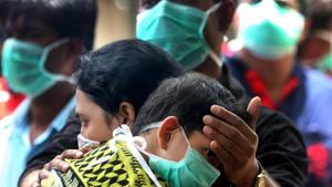 A family wait to be tested for the A(H1N1) virus - swine flu - outside Naidu Hospital in Pune.(HT photo) A family wait to be tested for the A(H1N1) virus - swine flu - outside Naidu Hospital in Pune.(HT photo)