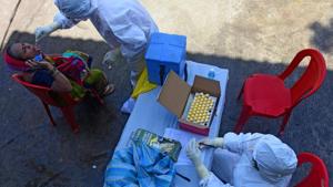 With a dozen people typically sleeping in a single room, and hundreds using the same public toilet, authorities realised early that standard practices would be of little use.(Vijayanand Gupta/HT Photo) With a dozen people typically sleeping in a single room, and hundreds using the same public toilet, authorities realised early that standard practices would be of little use.(Vijayanand Gupta/HT Photo)