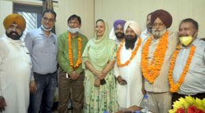 Swaran Singh Grewal (second from right), the new vice-chairman of the market committee, being felicitated at an event in Ludhiana on Wednesday.(Gurpreet Singh/HT) Swaran Singh Grewal (second from right), the new vice-chairman of the market committee, being felicitated at an event in Ludhiana on Wednesday.(Gurpreet Singh/HT)