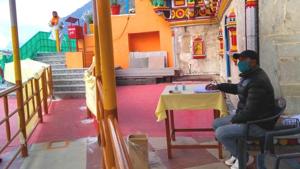 Arrangements being made at Badrinath shrine for ensuring physical distancing among pilgrims.(HT Photo) Arrangements being made at Badrinath shrine for ensuring physical distancing among pilgrims.(HT Photo)