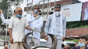 On Monday, former CM Harish Rawat held a bullock cart rally in Dehradun on the issue of fuel price hike(HT Photo) On Monday, former CM Harish Rawat held a bullock cart rally in Dehradun on the issue of fuel price hike(HT Photo)