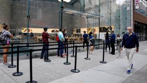 Customers distance before entering an Apple Store during phase one of reopening after the Covid-19 lockdown in New York City, New York, US.(Reuters File Photo) Customers distance before entering an Apple Store during phase one of reopening after the Covid-19 lockdown in New York City, New York, US.(Reuters File Photo)