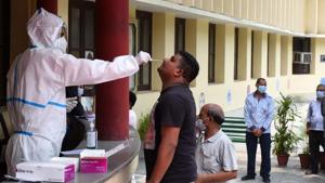 There are 7,451 active cases and 17,557 patients have been cured and discharged so far in the state, the official said.(MOHD ZAKIR/HT PHOTO.) There are 7,451 active cases and 17,557 patients have been cured and discharged so far in the state, the official said.(MOHD ZAKIR/HT PHOTO.)