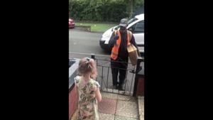 The image shows eight-year-old Tallulah and delivery man Tim.(Twitter/@mummybear1903) The image shows eight-year-old Tallulah and delivery man Tim.(Twitter/@mummybear1903)