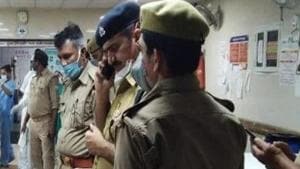 Police officers from the Uttar Pradesh police department speak to the injured policemen. Police officers in Kanpur were attacked by Vikas Dubey’s gang when they were raided on Friday.(HT Photos) Police officers from the Uttar Pradesh police department speak to the injured policemen. Police officers in Kanpur were attacked by Vikas Dubey’s gang when they were raided on Friday.(HT Photos)