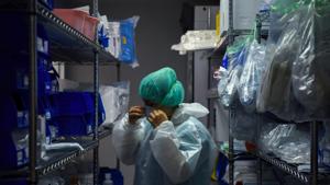 A medical worker puts on protective equipment as hospital staff treat coronavirus disease patients at the United Memorial Medical Center’s coronavirus disease intensive care unit in Houston, Texas, US.(REUTERS) A medical worker puts on protective equipment as hospital staff treat coronavirus disease patients at the United Memorial Medical Center’s coronavirus disease intensive care unit in Houston, Texas, US.(REUTERS)