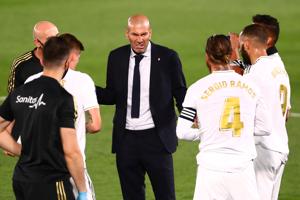 Alfredo Di Stefano Stadium, Madrid, Spain - July 2, 2020 Real Madrid coach Zinedine Zidane with his players during a drinks break,(REUTERS) Alfredo Di Stefano Stadium, Madrid, Spain - July 2, 2020 Real Madrid coach Zinedine Zidane with his players during a drinks break,(REUTERS)