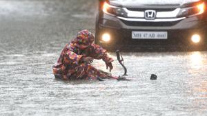 The civic body has appealed to Mumbaikars not to venture into waterlogged areas, steer clear of gutters, sewerage lines, and debris lying strewn on the streets.(Satish Bate/HT Photo) The civic body has appealed to Mumbaikars not to venture into waterlogged areas, steer clear of gutters, sewerage lines, and debris lying strewn on the streets.(Satish Bate/HT Photo)