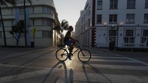 The surge has been blamed in part on Americans not covering their faces or following other social distancing rules as states lifted their lockdowns over the past few weeks.(AP) The surge has been blamed in part on Americans not covering their faces or following other social distancing rules as states lifted their lockdowns over the past few weeks.(AP)
