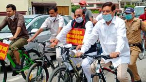 Congress president in Uttarakhand Pritam Singh (extreme right in white) during cycle rally against fuel price hike on Saturday in Dehradun.(HT PHOTO)