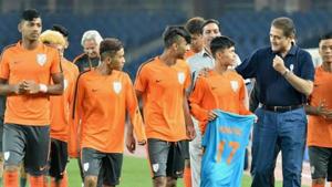 AIFF President Praful Patel interacts with the Indian team players before a practice session.(PTI) AIFF President Praful Patel interacts with the Indian team players before a practice session.(PTI)