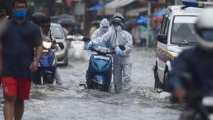 Waterlogging at LBS Road, Kurla due to heavy rain in Mumbai. Photo by Satish Bate(Photo: Satish Bate/Hindustan Times) Waterlogging at LBS Road, Kurla due to heavy rain in Mumbai. Photo by Satish Bate(Photo: Satish Bate/Hindustan Times)