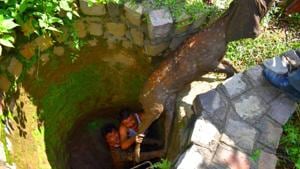 A spotted deer being rescued after it had fallen into a dry well in the in Malhan range of Dehradun forest division on Sunday.(HT PHOTO) A spotted deer being rescued after it had fallen into a dry well in the in Malhan range of Dehradun forest division on Sunday.(HT PHOTO)