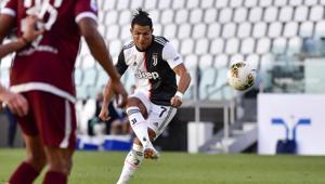 Juventus' Cristiano Ronaldo scores his side's thrid goal on a free-kick.(AP) Juventus' Cristiano Ronaldo scores his side's thrid goal on a free-kick.(AP)