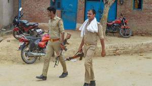 Police personnel during a search operation near the residence of main accused in the Kanpur encounter case, Vikas Dubey, in Kanpur on Sunday.(PTI) Police personnel during a search operation near the residence of main accused in the Kanpur encounter case, Vikas Dubey, in Kanpur on Sunday.(PTI)