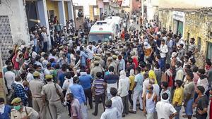 Ambulance were blocked by angry villagers who also shouted slogans against the local administration over the continued operation of the ‘illegally’ run factory.(PTI Photo) Ambulance were blocked by angry villagers who also shouted slogans against the local administration over the continued operation of the ‘illegally’ run factory.(PTI Photo)