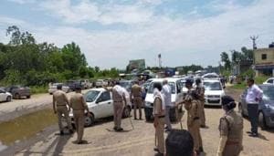 Uttarakhand Police check vehicles being checked at the interstate border in Haridwar to ensure no kanwariya travels to the state.(HT PHOTO) Uttarakhand Police check vehicles being checked at the interstate border in Haridwar to ensure no kanwariya travels to the state.(HT PHOTO)