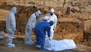 Instead of lowering the body into the grave, municipal staff used an earthmover to dump the body.(Representative Image/HT PHOTO) Instead of lowering the body into the grave, municipal staff used an earthmover to dump the body.(Representative Image/HT PHOTO)