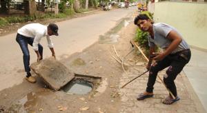 sanitation workers often enter sewers through manholes to clear blockages.(Representative image/HT PHOTO) sanitation workers often enter sewers through manholes to clear blockages.(Representative image/HT PHOTO)
