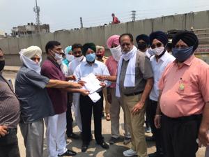 Transporters handing over a list of demands to mayor Balkar Sandhu (Centre) during his visit to Transport Nagar on Tuesday.(HT Photo) Transporters handing over a list of demands to mayor Balkar Sandhu (Centre) during his visit to Transport Nagar on Tuesday.(HT Photo)