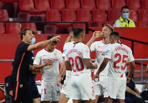 Sevilla's Spanish coach Julen Lopetegui (L) gives instructions to players during the Spanish League football match between Sevilla FC and SD Eibar at the Ramon Sanchez Pizjuan stadium in Seville on July 6, 2020. (Photo by CRISTINA QUICLER / AFP)(AFP) Sevilla's Spanish coach Julen Lopetegui (L) gives instructions to players during the Spanish League football match between Sevilla FC and SD Eibar at the Ramon Sanchez Pizjuan stadium in Seville on July 6, 2020. (Photo by CRISTINA QUICLER / AFP)(AFP)