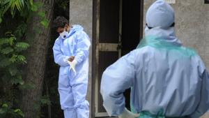 The footage of the 2-day-old incident during the coronavirus-induced lockdown shows the burglars wearing caps, masks, plastic jackets and hand-gloves taking the jewellery from the display cases.(HT file photo. Representative image) The footage of the 2-day-old incident during the coronavirus-induced lockdown shows the burglars wearing caps, masks, plastic jackets and hand-gloves taking the jewellery from the display cases.(HT file photo. Representative image)